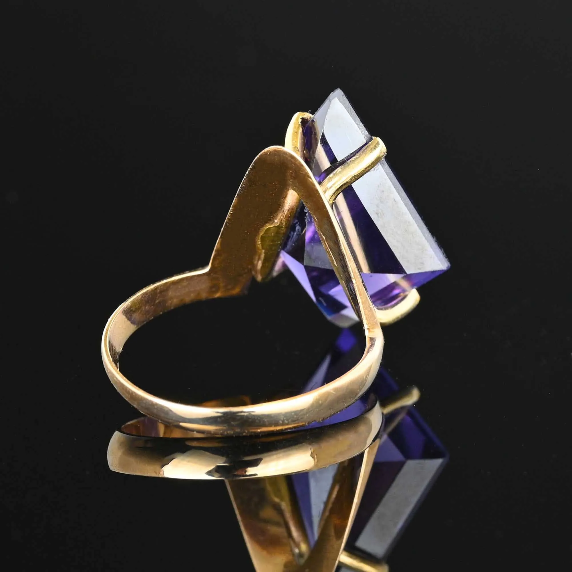 14K Gold Chevron Kite Color Change Sapphire Ring