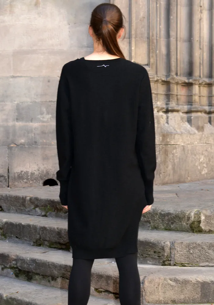 FIRST AID TO THE INJURED CRURA ASYMMETRIC LONG KNIT SWEATER BLACK