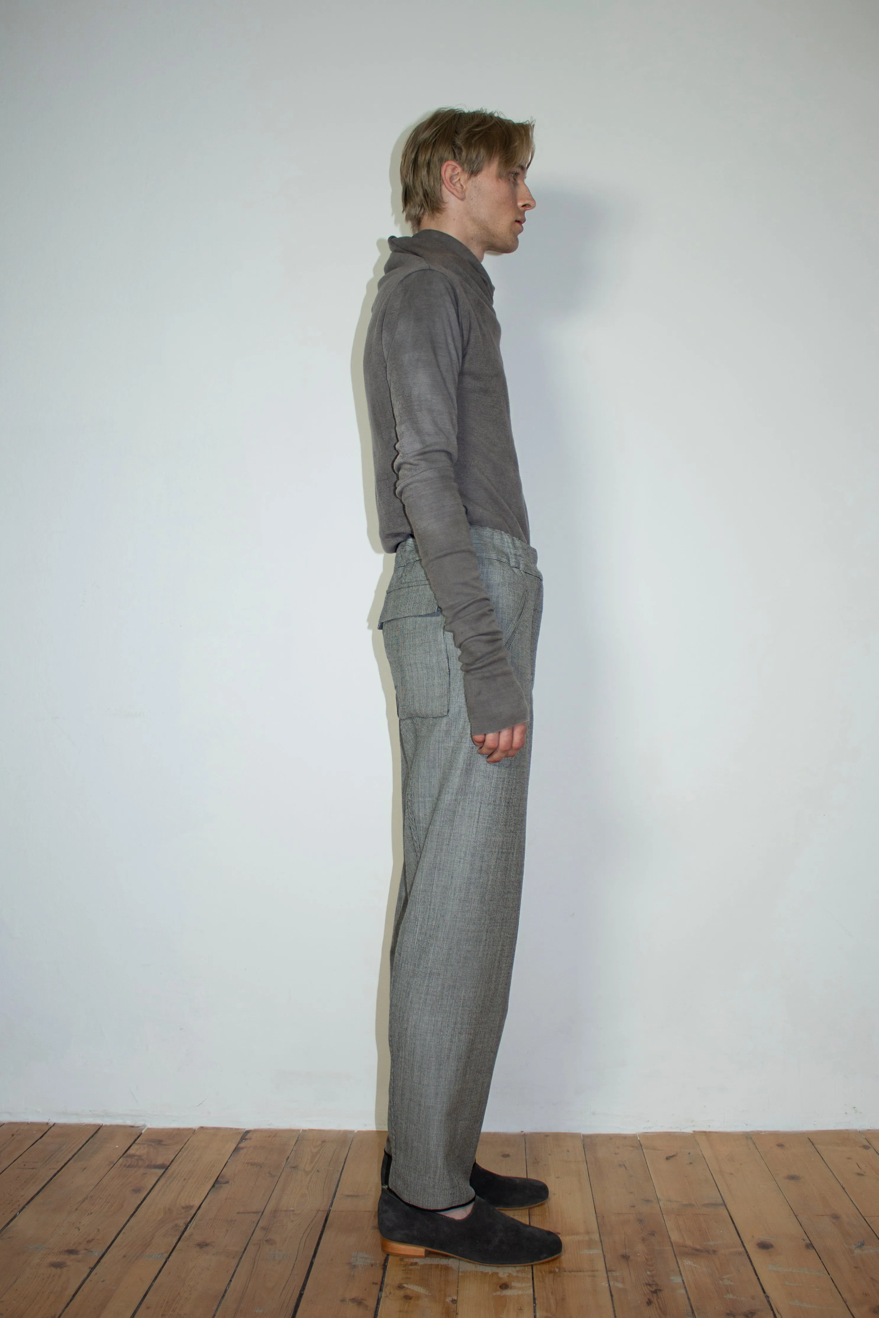 Naturally dyed circular-drape wool top