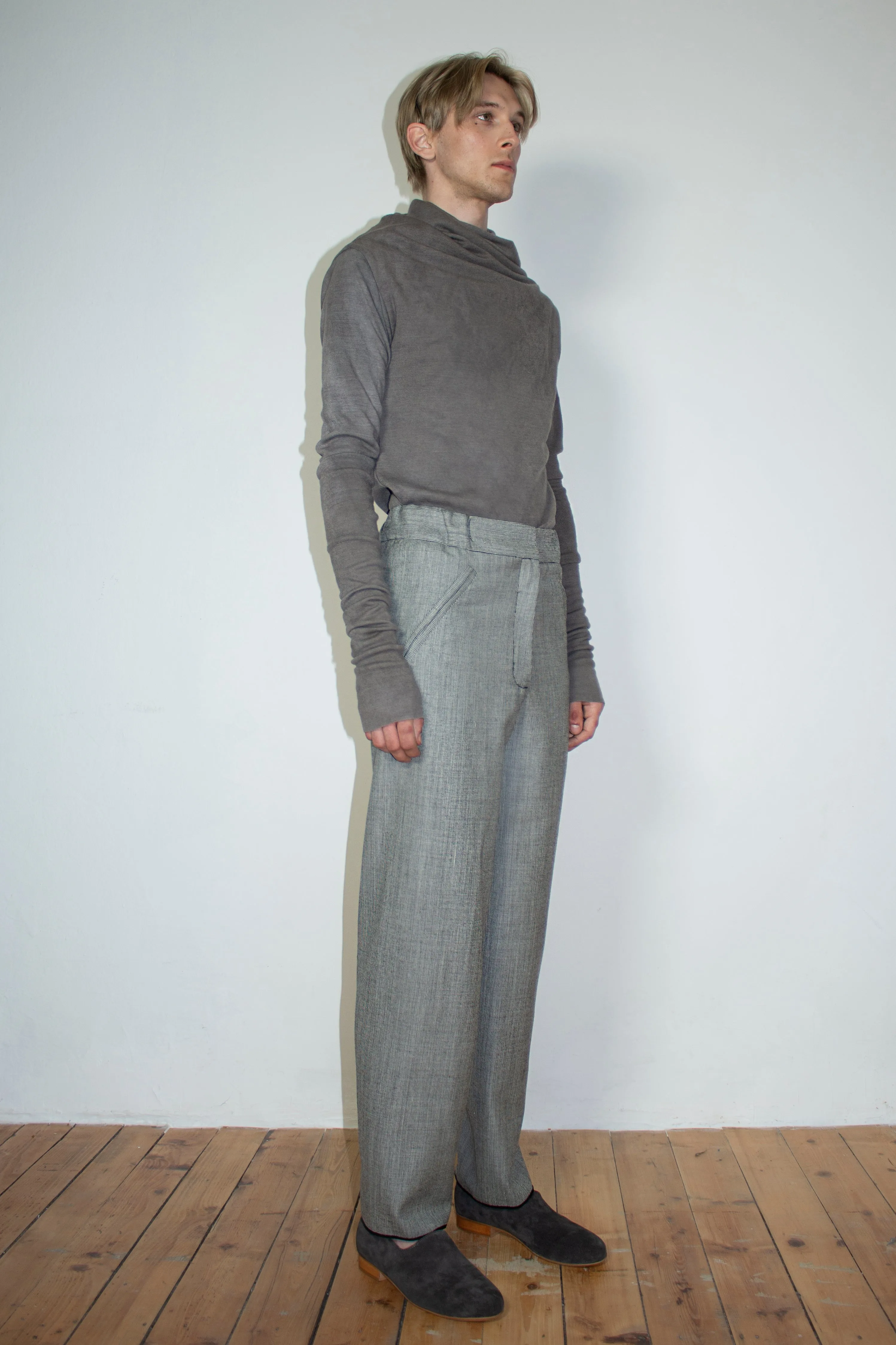 Naturally dyed circular-drape wool top